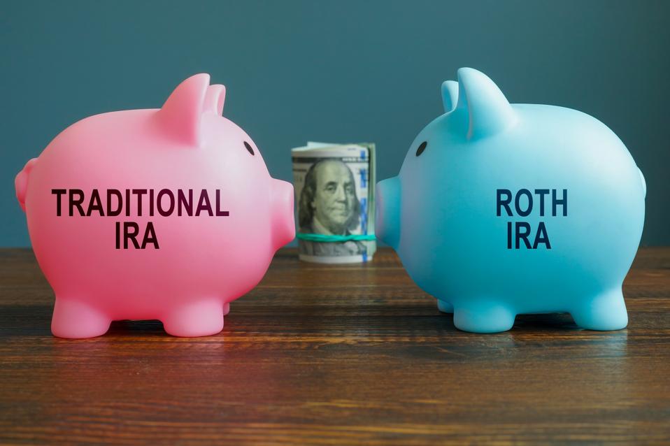 Financial advisor explaining the differences between Roth IRAs and Traditional IRAs during a retirement planning meeting.